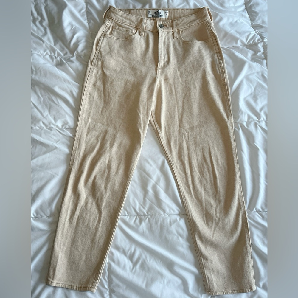 Curvy High Rise Mom Jeans | Hollister